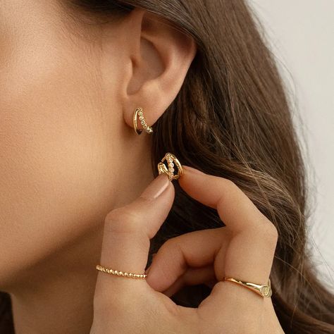 Skip the second piercing and cheat your way to on trend by learning how to wear fake earrings with our new faux double hoop earrings sets instead. Triple Piercing, Double Piercing Earrings, Second Ear Piercing, All Piercings, Earrings Pearl Drop, Gold Huggies, Fake Earrings, Double Earrings, Double Piercing