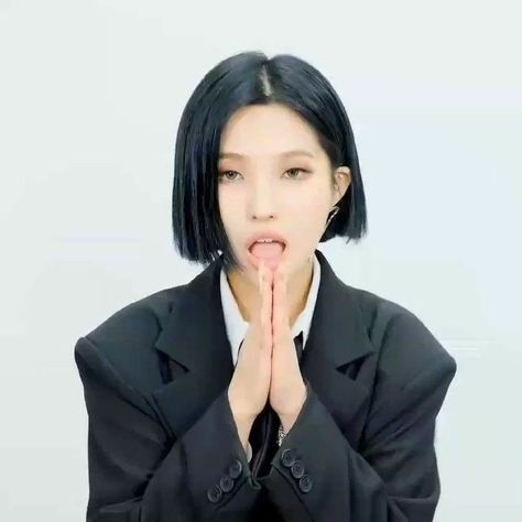 Soyeon Short Hair Black, Soyeon Short Hair, Soyeon Icons, Gidle Soyeon, Soyeon Gidle, Short Black Hair, Jeon Soyeon, Short Hair Black, Black Hair Kpop