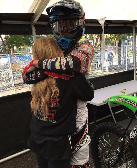 La sensación mas bonita de el mundo 🗺 me enamore 😍 Motocross Couple, Bike Couple, Cute Country Couples, Biker Couple, Motocross Love, Country Couples, Biker Love, Couple Goals Teenagers, Cute Relationship Photos