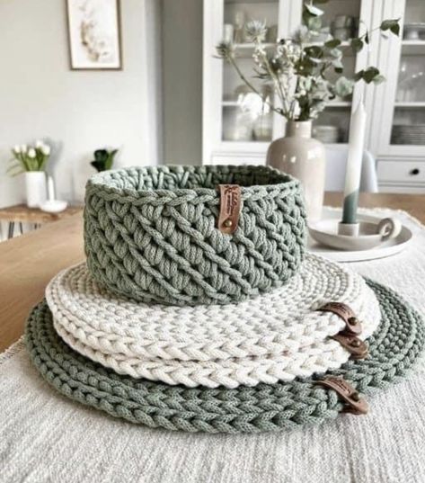 Crochet Patterns For Home Decor, Crochet For Home Decor Ideas, Modern Haken, Knitted Decor, Diy Knit Blanket, Basket Patterns, Scrap Yarn Crochet, Hand Knitting Diy, Crochet Table Mat