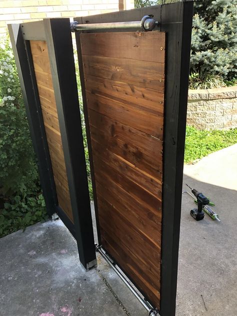 Cantilever Gate Diy, Sliding Outdoor Gate, Diy Sliding Gate Driveway, Sliding Porch Gate Diy, Double Gate Fence, Double Gate Ideas, Backyard Gate Ideas, Sliding Gate Driveway, Sliding Wooden Gates