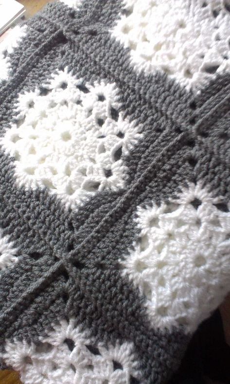 Snowflake Blanket Crochet - Patterns, Ideas, And Inspiration Driftwood Snowflake, Snowflake Blanket Crochet, Snowflake Granny Square, Crochet Borders For Blankets, Christmas Crochet Blanket, Granny Square Crochet Patterns Free, Crocheted Blanket, Crochet White, Crochet Quilt