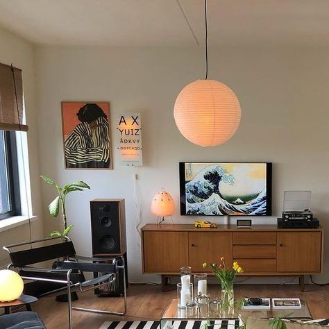 Susan | Interior on Instagram: "It’s FRIYAY🧡🌕🐈‍⬛! As you probably have seen in my stories I’ve upgraded my lamp collection and did some little rearrangements🤭 I think from now on I feel like I’m part of the lamp addiction family too😅 Anyone else? 🙋🏻‍♀️ 

- Gallery wall additions 
- Fado IKEA lamp 
- Hay Rice paper lamp 
- Gyllen 56 IKEA eye chart lamp
- Akari 1a
- H&M paper lamp
- Simrishamn IKEA floor lamp

🏷️
.
.
.
.
.
#interieur #interior #homeinterior #interiordesign #homedesign #ikea #modern #lamp #vernerpanton #home #homedecor #designhome #livingroom #loftstyle #louispoulsen #design #appartement #bauhaus #isamunoguchi #noguchi #togoligneroset #apartmenttherapy #akari1ad #midcentury #moderncentury #dyvlingearmchair #ikeavintage 
#friday #lightson" Paper Lamp Floor, Noguchi Akari Lamp, Ikea Fado Lamp, Ikea Paper Lamp, Hay Interior, Ikea Interior Living Room, Hay Rice Paper Lamp, Fado Lamp, Rice Lamp