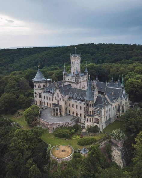 Dream House Castle, Castle Fairytale, Castle Chateau, House Castle, Castles To Visit, Mansion Exterior, Castle Mansion, Germany Castles, Abandoned Castles