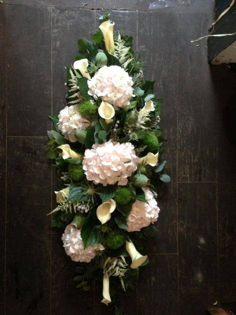 White Hydrangea and Calla Long and Low Flower Arrangement. Long And Low Arrangement, Long And Low Flower Arrangement, Calla Lillies Wedding, Flower Arrangement Designs, Flower Room, Ikebana Arrangements, Cascade Bouquet, Church Flowers, Christmas Arrangements