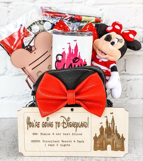 Disney World Gift Basket, Disneyland Basket Ideas, Disney World Gift Basket For Kids, Disney Gift Bag Ideas, Disney Themed Gift Basket, Disney World Christmas Gift Surprise, Disneyland Christmas Gift Surprise, Disney World Christmas Gift, Disney Reveal Box Ideas