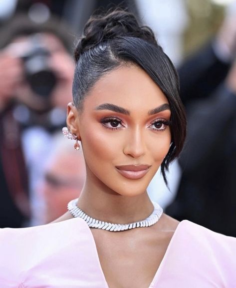 Sleek Red Carpet Hair, Charlotte Tilbury Light Wand, Side Part Bun, Side Part Updo, High Updo, Cannes Festival, High Bun Hairstyles, Side Updo, Avengers Outfits