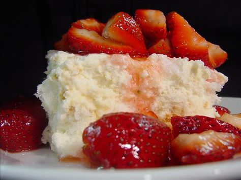 The Ultimate Strawberry Shortcake-base is angel food cake, cream cheese, powdered sugar & whipped topping. YUM!!! Gf Sweets, Strawberry Shortcake Recipes, Shortcake Recipe, Angel Cake, Strawberry Desserts, Angel Food Cake, Köstliche Desserts, Food Cake, Fresh Strawberries