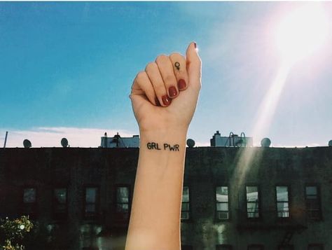 21 tatouages féministes qui vont vous donner envie Feminist Tattoos, 2023 Tattoo, Feminist Tattoo, Girl Power Tattoo, Power Tattoo, Inspiration Tattoos, The Patriarchy, Tattoo Trends, Minimal Tattoo