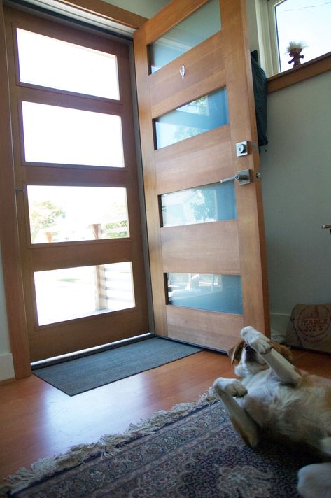 Dog-approved. A storm/screen door that matches the actual door... Modern Screen Door, Front Door With Screen, Diy Screen Door, Modern Exterior Doors, Modern Screens, Modern Front Door, House Front Door, Front Door Design, Modern Door