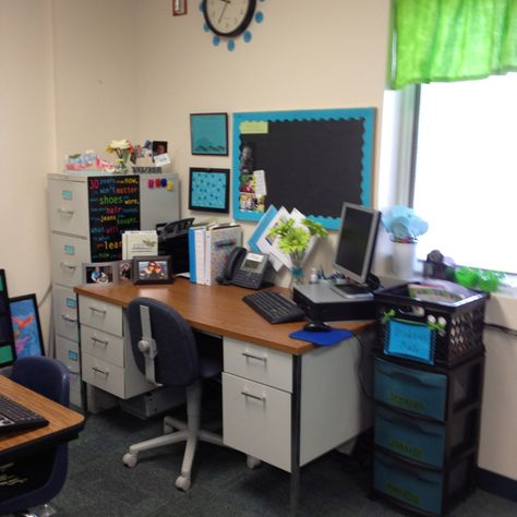 Teacher desk against wall. Teacher Organisation, Teacher Desk Areas, Middle School English Classroom, Teachers Room, Classroom Arrangement, Teacher Desk, Classroom Layout, Organization And Management, Study Room Decor