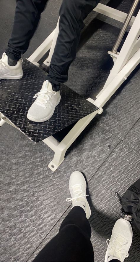 A couple, male and female, wearing matching white gym tennis shoes while using gym equipment. Gym With Boyfriend, Couples Gym Pictures, Gym Boyfriend, City View Night, Gym Couple, Foto Fake, Gym Pictures, 7 Day Challenge, Couple Shoes