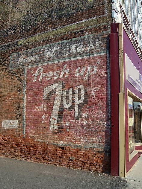 "fresh up" with 7up Vintage Wall Mural, Building Images, Building Signs, Ghost Signs, Movie Magazine, Retro Sign, Vintage Americana, Old Signs, Outdoor Advertising