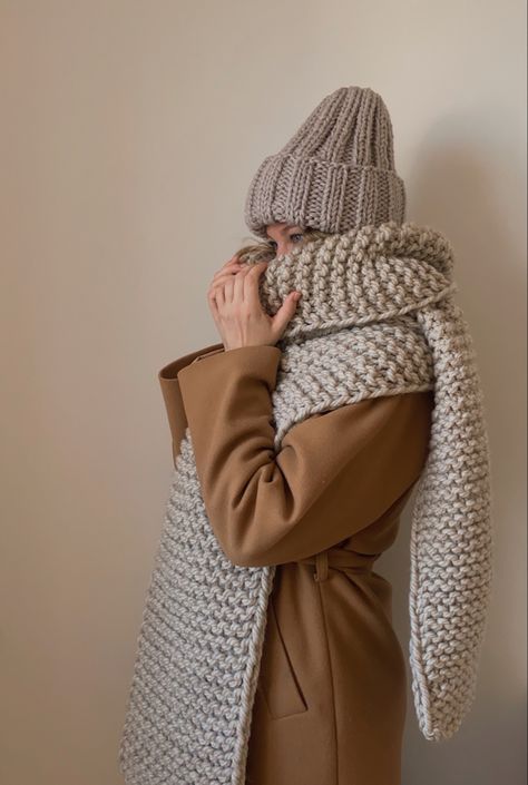 Large Knit Scarf, Large Scarf Pattern, Knitted Oversized Scarf, Big Knitted Scarf, Chunky Scarf Outfit, Knitted Scarfs, How To Wear A Blanket Scarf, Chunky Crochet Scarf, Woolen Scarf