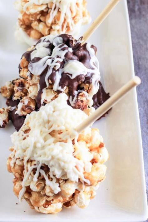 Caramel Popcorn Balls Recipe, Caramel Popcorn Balls, Popcorn Dessert, Homemade Caramel Popcorn, Popcorn Balls Recipe, Popcorn Recipes Easy, How To Make Popcorn, Popcorn Balls, Candy Popcorn