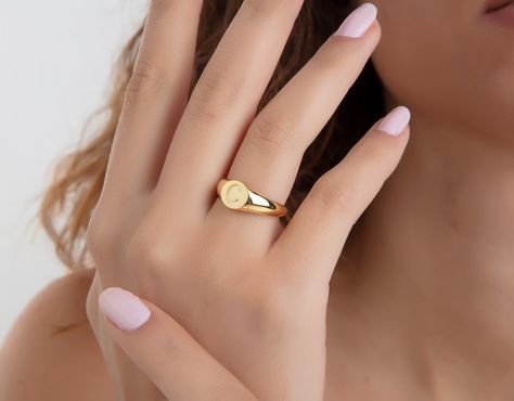 Letter Ring Gold For Women, Couple Ring Gold, Couple Rings Gold, Signet Ring Women, Signet Ring Gold, Ring Initial, Gold Initial Ring, Letter Jewelry, Mom Ring