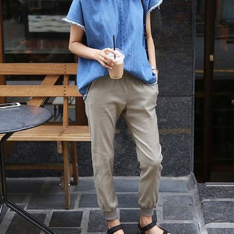 She comfy again Teva Outfit, Teva Sandals Outfit, Nerd Chic, Girls Streetwear, Outdoorsy Style, Teva Sandals, Basic Wardrobe, Daily Outfit Inspiration, Fashion Leggings