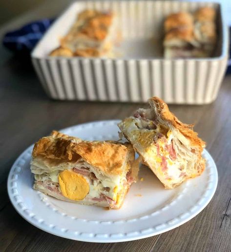 Bacon and Egg Pie Piece Bacon Cheese Puffs, Bacon And Egg Pie, Egg And Bacon Pie, Bacon Pie, Delicious Quiche, Potato Bacon, Egg Pie, Potato Toppings, Pub Food