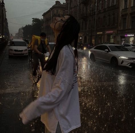 Astrid Clifford, Glasgow Girls, Girl In Rain, Mara Dyer, Royal Elite, Lonely Girl, Dirty Air, Instagram Ideas Photography, Night Aesthetic