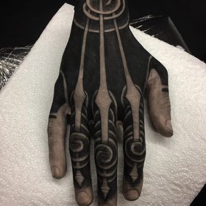 Hand And Finger Tattoos Men, Dark Finger Tattoos, Black Finger Tattoo, Knuckle Tattoo Ideas, Fingers Tattoo, Coverup Ideas, Knuckle Tattoo, Japanese Hand Tattoos, Herren Hand Tattoos