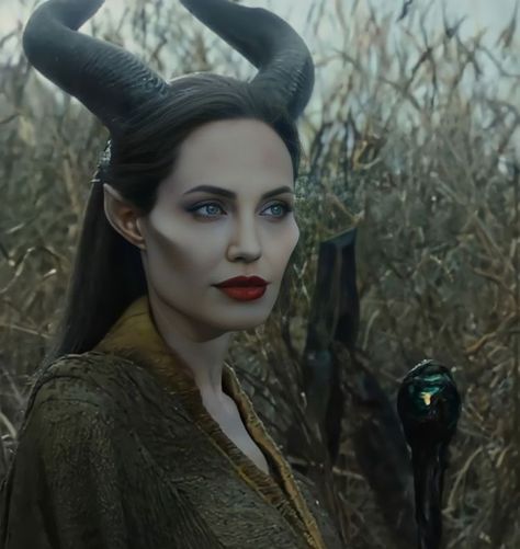 Maleficent Cheekbones, Maleficent Photoshoot, Maleficent Angelina Jolie, Maleficent Art, Maleficent Party, Maleficent Halloween, Maleficent Movie, Angelina Jolie Maleficent, Aaliyah Pictures