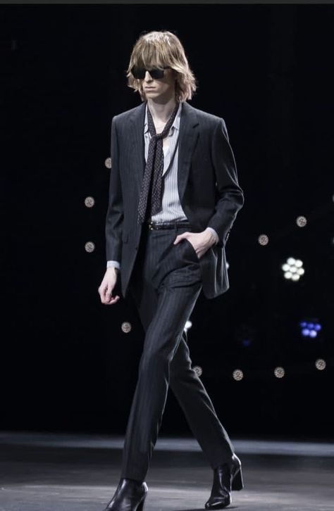 Ysl Outfit, Rocker Aesthetic, Rock Star Outfit, Asian Men Fashion, Rock And Roll Fashion, Tuxedo Women, Hedi Slimane, Rock Outfits, Saint Laurent Paris