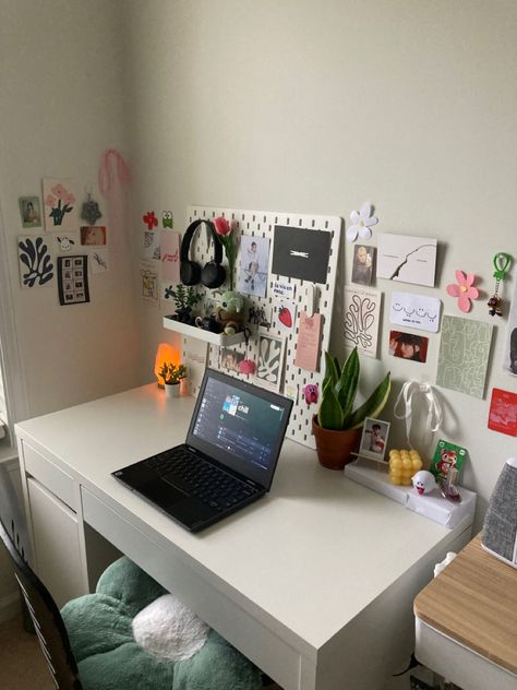 Breanna Quan, Bedroom Ideas For Small Rooms Cozy, Desk Organisation, Desk Tour, Study Desk Decor, Study Corner, Desk Layout, Dorm Inspo, Desk Inspo