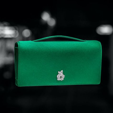 Dior's Gem Bag is an emerald green satin clutch adorned with a gemstone flower in the style of the Rose Dior Bagatelle and is our new object of desire. Dior Clutch, Victoire De Castellane, Dior Atelier, Green Clutch, Green Clutches, Satin Clutch, Green Accessories, Satin Bags, Business Bag