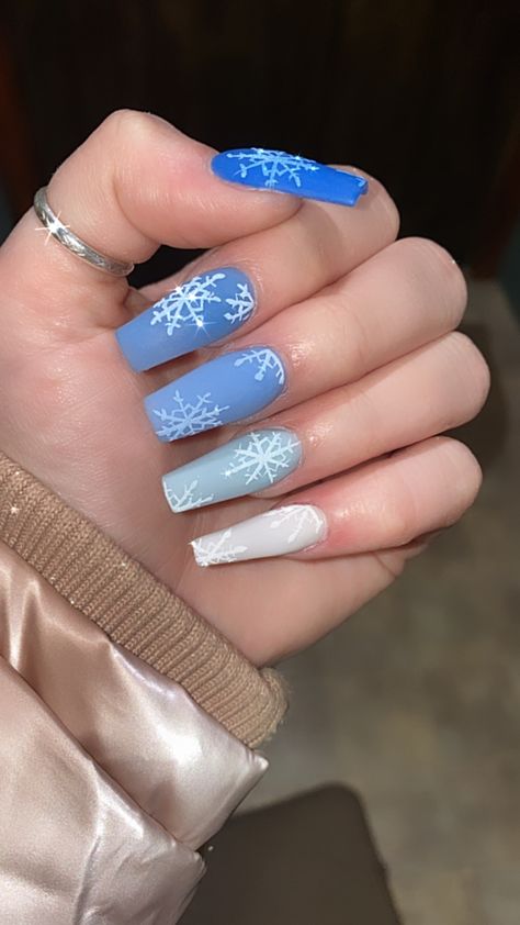 Icey Nails Winter, Blue Christmas Nails Square, Christmas Nails White And Blue, Simple Blue Christmas Nails, Nails Acrylic Coffin Blue And White, Christmas Nails Blue And White, Icy Blue Winter Nails, Light Blue Holiday Nails Acrylic, Pale Blue Christmas Nails