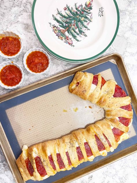 Mummy Stromboli, Crescent Roll Pastry, Candy Cane Dessert, Pepperoni Bread, Easy Suppers, Candy Cane Recipe, Crescent Roll Pizza, Cheese Crescent Rolls, Mini Candy Canes