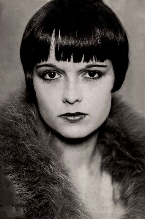 Louise Brooks 1927 fashion portrait in fur by George Hommel. Louise’s cute freckles are slightly visible under her makeup. Louise did not understand her incredible beauty and did not believe in it. Hollywood Scenes, Louise Brooks, Silent Film Stars, Septième Art, Silent Movie, Beauty Advice, Amanda Seyfried, Old Hollywood Glamour, Silent Film