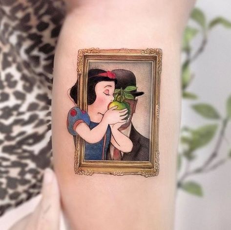 Tattoo Branca, Ursula Tattoo, Sleeping Beauty Tattoo, Cinderella Tattoo, Snow White Tattoos, Tattoos Ideas For Men, Small Tattoos Ideas, Snow Tattoo, Framed Tattoo