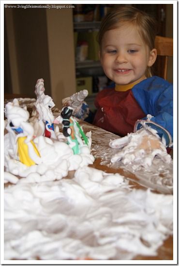 Snow Sensory Kids Activity - This is such a fun winter themed kids activity without the cold to worry about. Kids will love playing in the fake snow; perfect for toddler, preschool, or kindergarten. S Is For Snowman, The Snowy Day, Kids Sensory Activities, Ezra Jack Keats, Fun Winter Crafts, Snow Activities, Sensory Activities Toddlers, Winter Activities For Kids, Sensory Activity