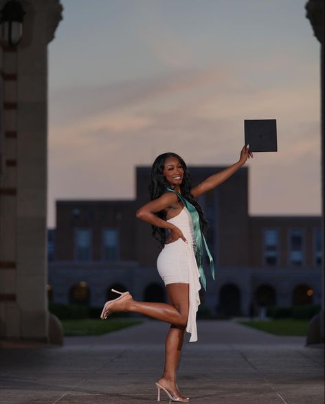 Graduation Picture Poses Photoshoot, Graduation Pictures At Night, Graduation Picture Ideas Outdoors, Graudtion Photoshoots Black, Senior Picture Ideas Black Women Outside, Rooftop Graduation Pictures, Graduation Shoot Poses, Stadium Graduation Pictures, Graduation Poses Women