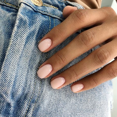 Short Nails For New Mom, Simple Shirt Nail Ideas, 2023 Short Nail Trends, Short Nails 2020 Trends, Short Oval Nails Ideas, Short Nails Manicure, Manicure Ideas For Short Nails, Mom Nails, Short Round Nails