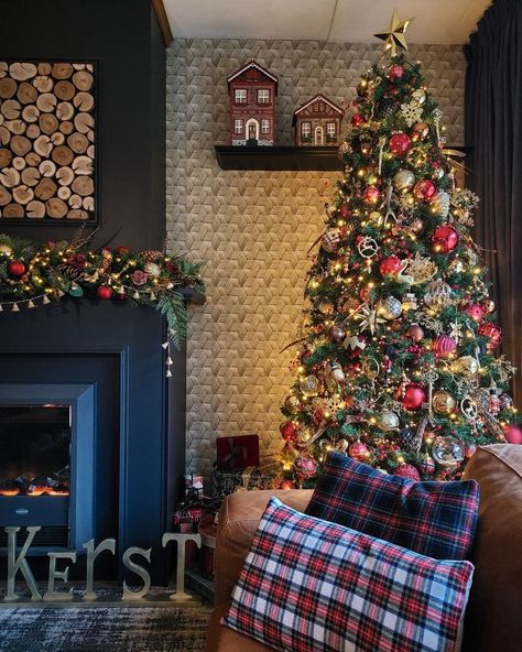 Scottish Christmas Aesthetic, Scottish Christmas Tree, English Christmas Decor, Scottish Christmas Decorations, Ralph Lauren Christmas, Scottish Christmas, Scottish Cottages, Enchanted Christmas, Scottish Homes