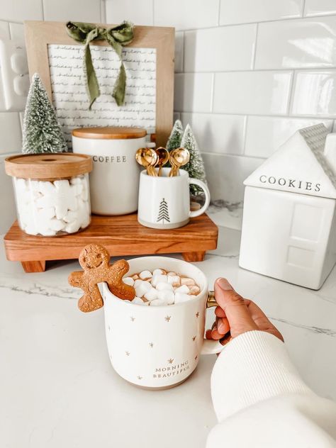 Christmas Cookie Station, Christmas Coffee Aesthetic, Christmas Apartment, Cozy Christmas Decor, Winter Decorations Diy, Coffee Bar Home, Christmas Themes Decorations, Diy Christmas Decor, Cocoa Bar