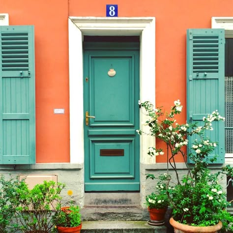 Summer 🌈 Edition: Green #6💚. When green door meets the orange heat wave 🙈 Credits @doorwaysofparis Teal And Coral House Exterior, Bright Green House Exterior, Teal And Orange House Exterior, Green House Orange Door, Turquoise Garage Door, Orange Mediterranean House, Exterior House Colors Stucco, Aqua Door, Holiday Interior