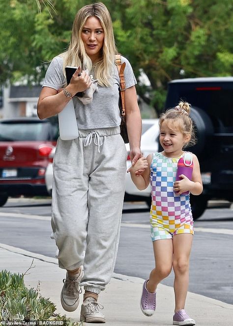 Gray Sweatpants Outfit, Daughter Bonding, Sporty Chic Outfits, Hilary Duff Style, Fall Winter Capsule Wardrobe, Mother Daughter Bonding, Gray Sweatpants, Womens Athletic Outfits, Casual Outfits For Moms