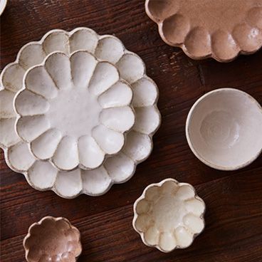 Pottery Inspiration, Diy Ceramic, Pottery Classes, Ceramics Ideas Pottery, Beautiful Bowls, Pottery Plates, Ceramic Tableware, Flower Plates, Salad Plate