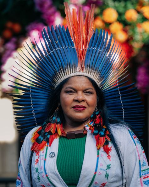 Sônia Guajajara speaks to Vogue about why supporting Indigenous communities is so important, and why she’s always been an activist. Indigenous Infographic, Missing Indigenous Women Art, Indigenous Feminism, Indigenous Flowers Of South Africa, Indigenous Protest, Minimalist Beauty, Nursing Assistant, Indigenous Community, New Paris