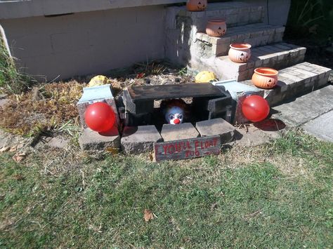 Clown Halloween Front Yard, Pennywise Haunted House Ideas, Pennywise Sewer Decoration, Pennywise Diy Decorations, Pennywise Outdoor Decorations, Pennywise Halloween Decorations Outdoor, Horror Movie Outdoor Decorations, Penny Wise Decorations, Texas Chainsaw Halloween Decorations