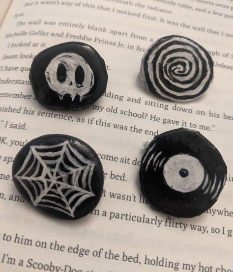 Diy Pins Aesthetic, Grunge Ideas Diy, Cute Diy Pins, Grunge Craft Ideas, Homeade Pins, Emo Crafts Diy, Pin Painting Ideas, Alt Gift Ideas, Diy Grunge Accessories