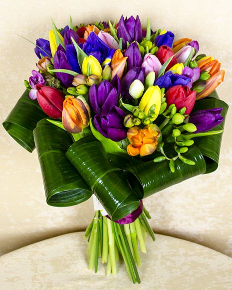 Buchet cu 33 lalele, 4 irişi şi 14 frezii,lovelyy😍 8 Martie, Christmas Aesthetic, Design Floral, Flower Shop, Flower Power, Romania, Flowers Bouquet, Floral Arrangements, Tulips