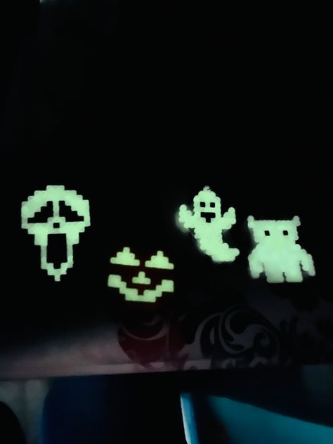 Perler Beads Glow In The Dark, Glow In The Dark Perler Bead Patterns, Hama Beads Halloween, Easy Perler Beads Ideas, Halloween Beads, Perler Beads Designs, Light Project, Perler Bead Art, Perler Bead Patterns