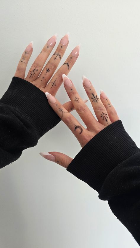 #tattoos #coupletattoos #tattoosideas #fullbodytattoos #tattoosfashions Do It Yourself Tattoo, Simple Finger Tattoo, Delicate Tattoos For Women, Cute Finger Tattoos, Henna Inspired Tattoos, Small Finger Tattoos, Finger Tattoo For Women, Finger Tats, Hand And Finger Tattoos