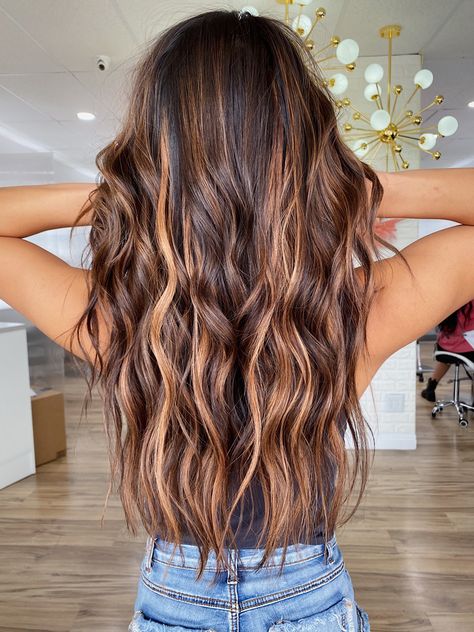 Ash Brown Auburn Balayage, Light Caramel Hair Balayage, Cooper Partial Highlights, Balage Highlights Brunette, Chestnut And Blonde Balayage, Carmel Hair Balayage Brunettes, Caramel Balayage Long Hair Brunettes, Brown With Caramel And Blonde Highlights, Long Brown Summer Hair