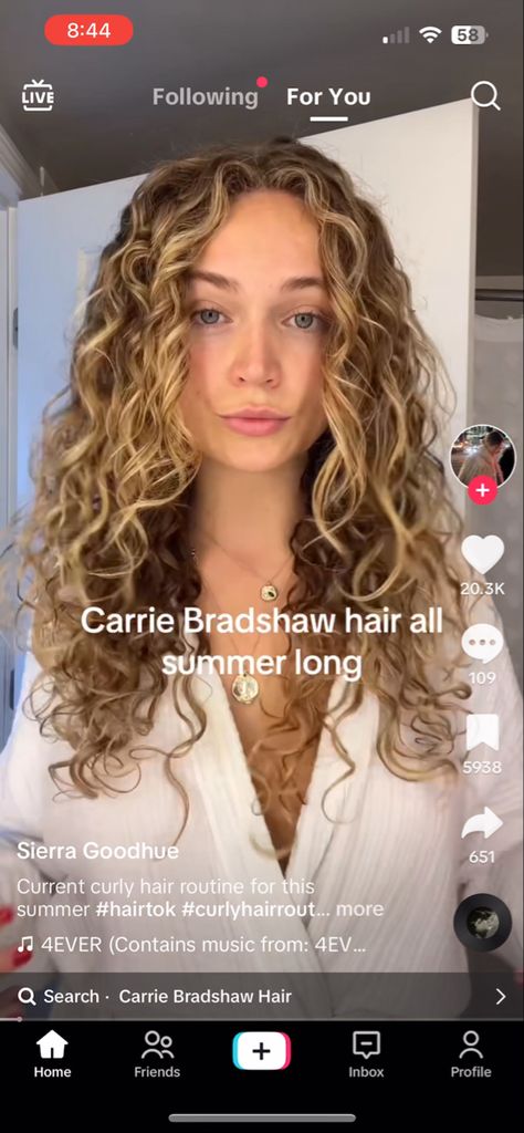 Carrie Bradshaw Haircut, Carrie Bradshaw Long Hair, Blonde 2c Hair, Carrie Bradshaw Hair Color, Carrie Bradshaw Hairstyles, Sandy Blonde Curly Hair, Carrie Bradshaw Curly Hair, Warm Blonde Curly Hair, Natural Blonde Curly Hair