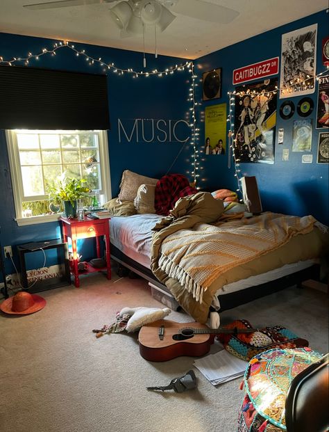 Chaos Room Aesthetic, Caitibugzz Room, 80s Inspired Room, Bedroom Ideas 80s, 80’s Bedroom, 80s Room Aesthetic, Couples Room, 90s Room, College Dorm Room Inspiration