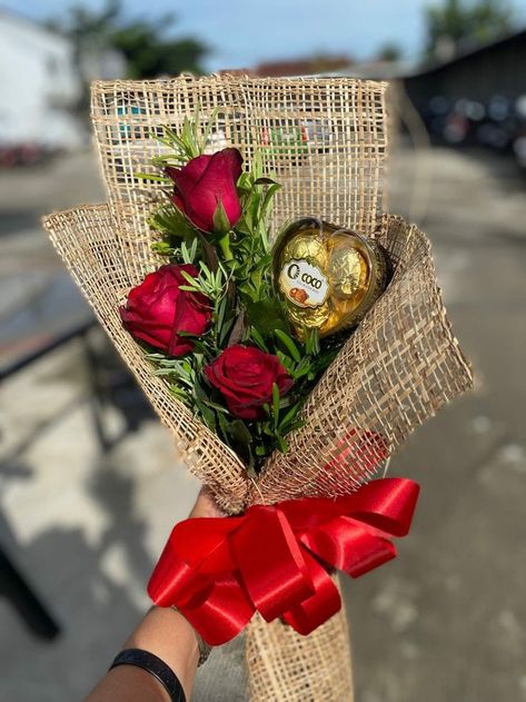 Roses And Chocolate Gift Flower Bouquets, Chocolate And Roses Bouquet, Rose Bouquet With Chocolate, Rose And Chocolate Bouquet, Flower And Chocolate Bouquets, Chocolate And Flower Bouquet, Bokay Flowers, Small Chocolate Bouquet, Bouquet With Chocolates